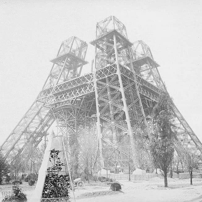 Строительство Эйфелевой башни 15 мая 1888 года. 🇫🇷