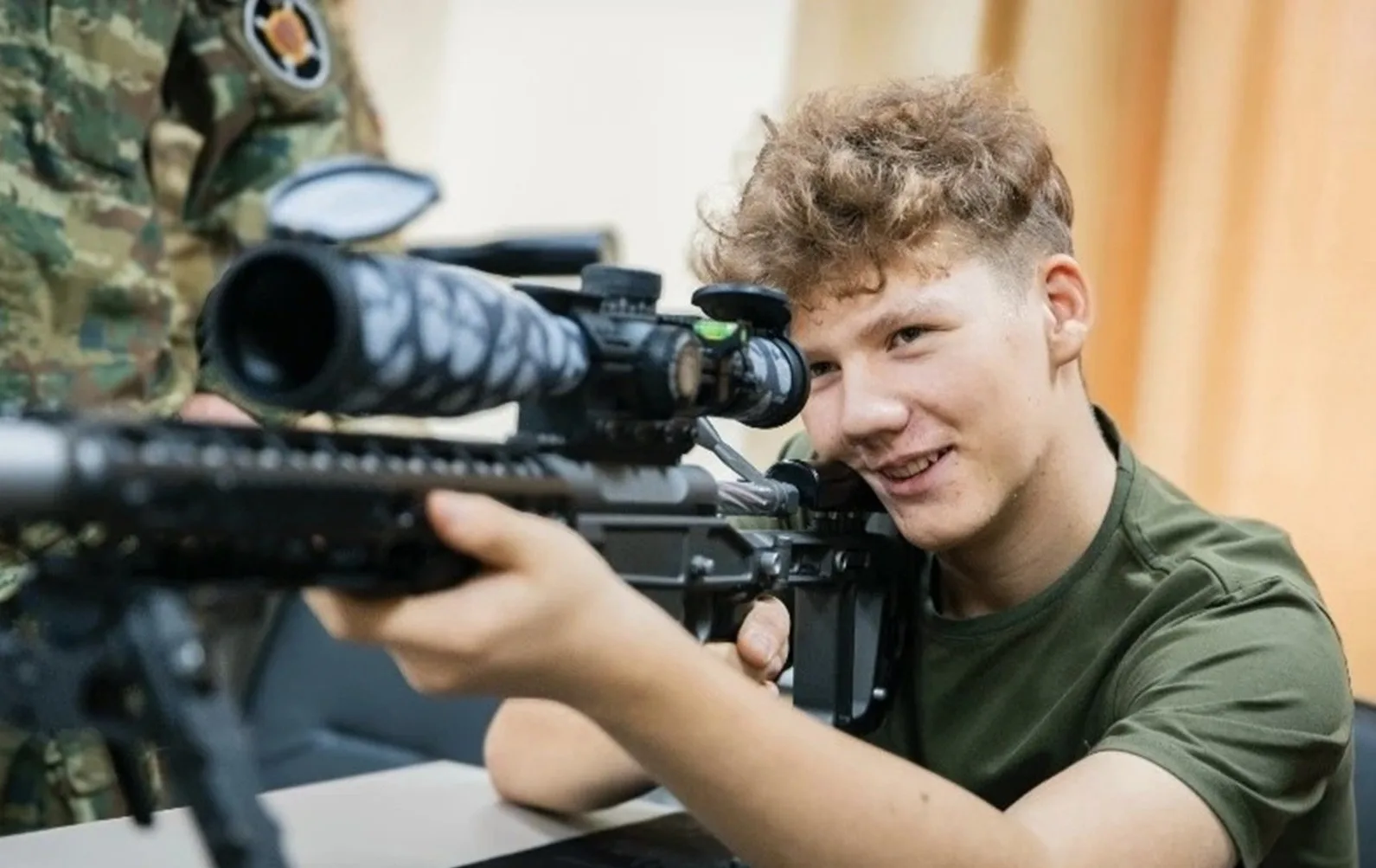 🎯 Ученик 8А класса Владимир Винокуров вошёл в число лучших курсантов-снайперов Центра ...