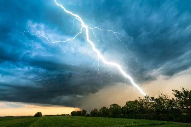 Что делать, если гроза застала на улице? Инструкция по выживанию! ⚡️⛈
❗️Летняя гроза начинается внез