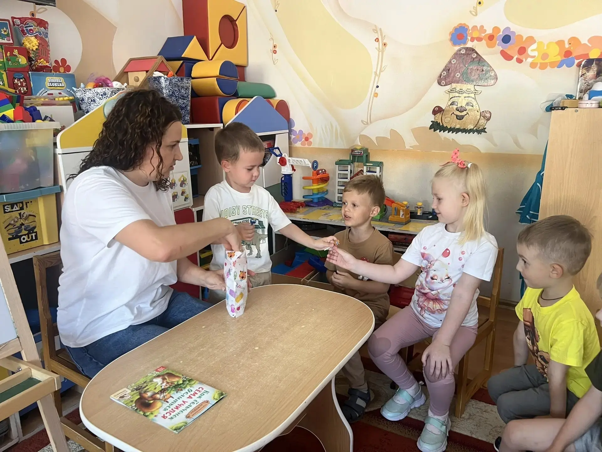 📚✨ Проект «Мамины сказки» ✨📚
👩‍👦 В рамках проекта «Мамины сказки» воспитанники группы № 7 вместе