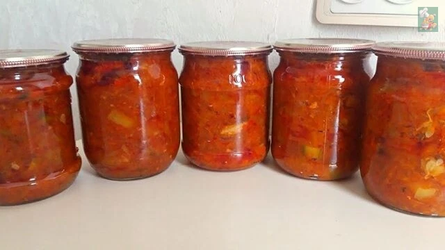 Мужчинам придется по вкусу эта овощная закусочка со скумбрией. Зимой съедается первой.
⠀
6 скумбрий,
