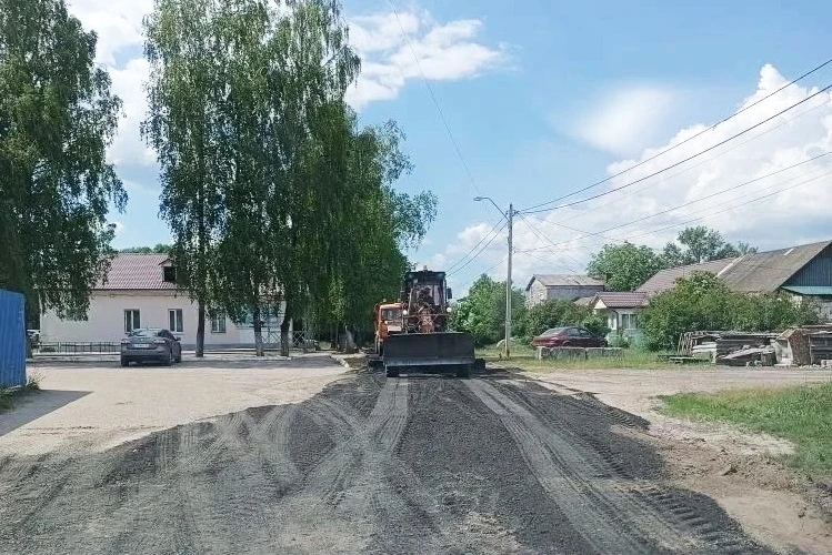 Асфальтовая крошка в деле 

Подсыпка дорог третьей категории асфальтобетонной крошкой ведётся городс