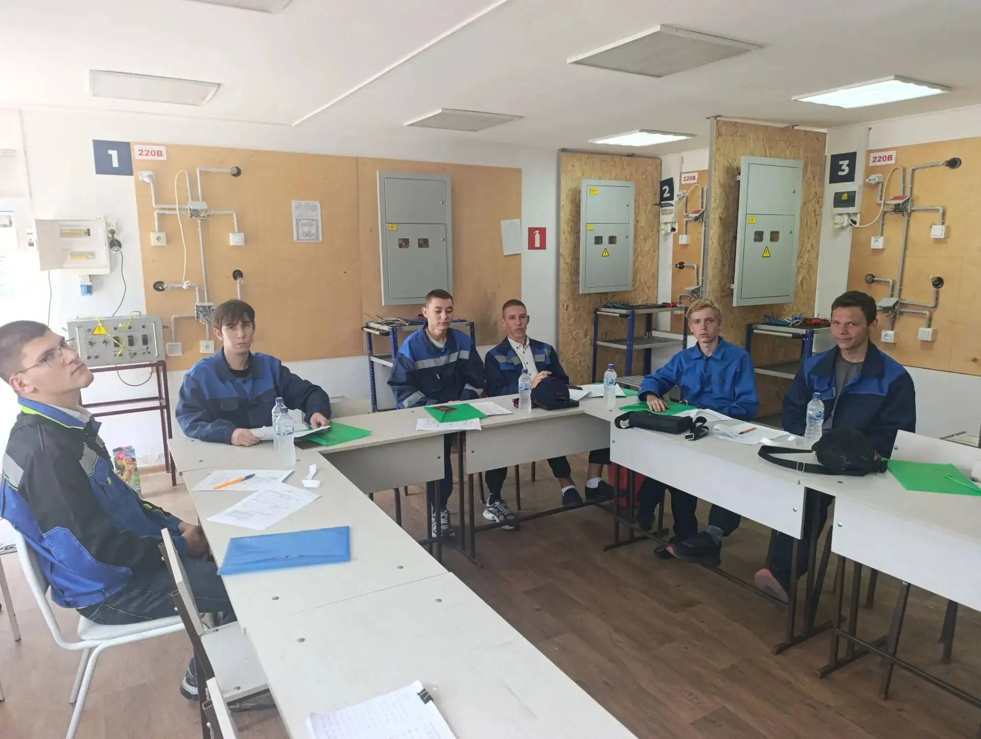 Свои умения демонстрируют выпускники группы 271 подгруппа 4:
📍Электромонтажник электрических сетей 