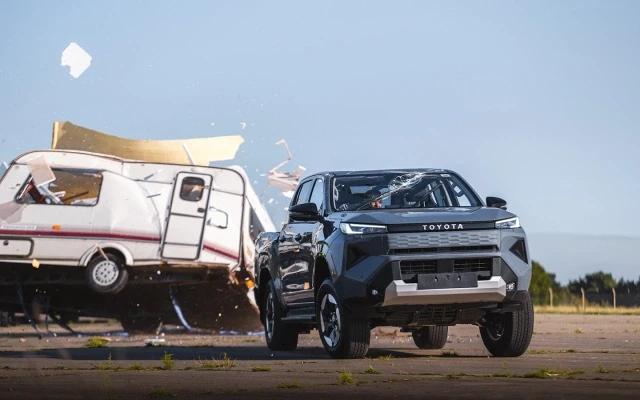 Необычный краш-тест – на пикап Toyota сбросили кемпер, что получилось?
