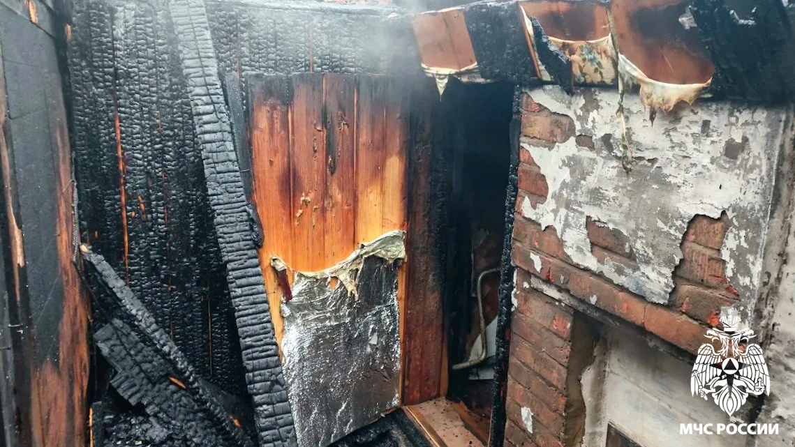 ❗️ На пожаре в Юрге спасены 5 человек  🔥 На улице Чкалова загорелся двухквартирный жилой дом. На мом