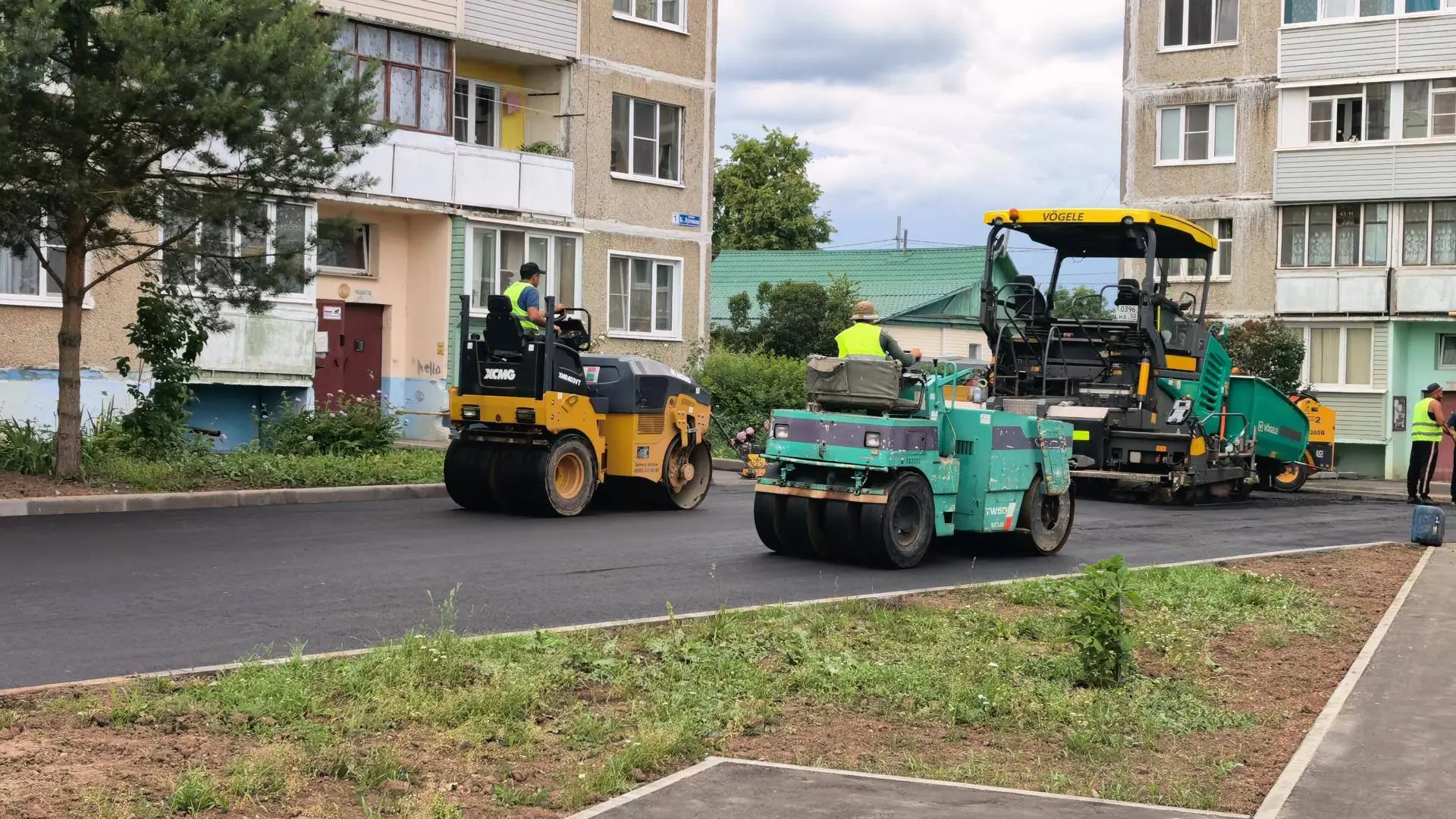 Завершают асфальтирование проездов и парковок в Центральном микрорайоне Серебряных Прудов 

В посёлк