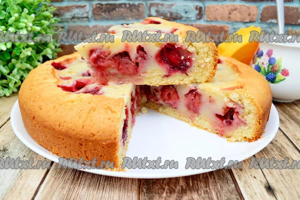 Песочный пирог с клубникой и сметанной заливкой

Я очень люблю песочные пироги. Готовлю их по различ