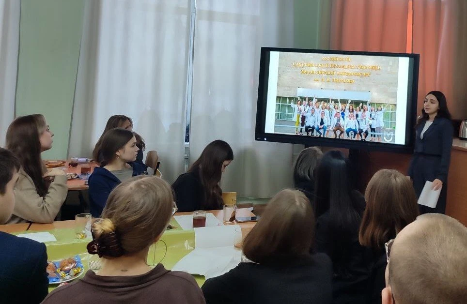 Недавно в нашей школе состоялась встреча старшеклассников-химиков 10 и 11 классов  и выпускников 202