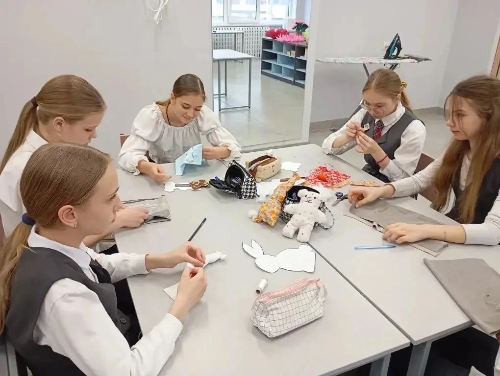 МАСТЕР-КЛАСС НА УРОКАХ ТРУДА🪡🧵  В рамках недели трудов в 6А классе у девочек прошел мастер-класс по 