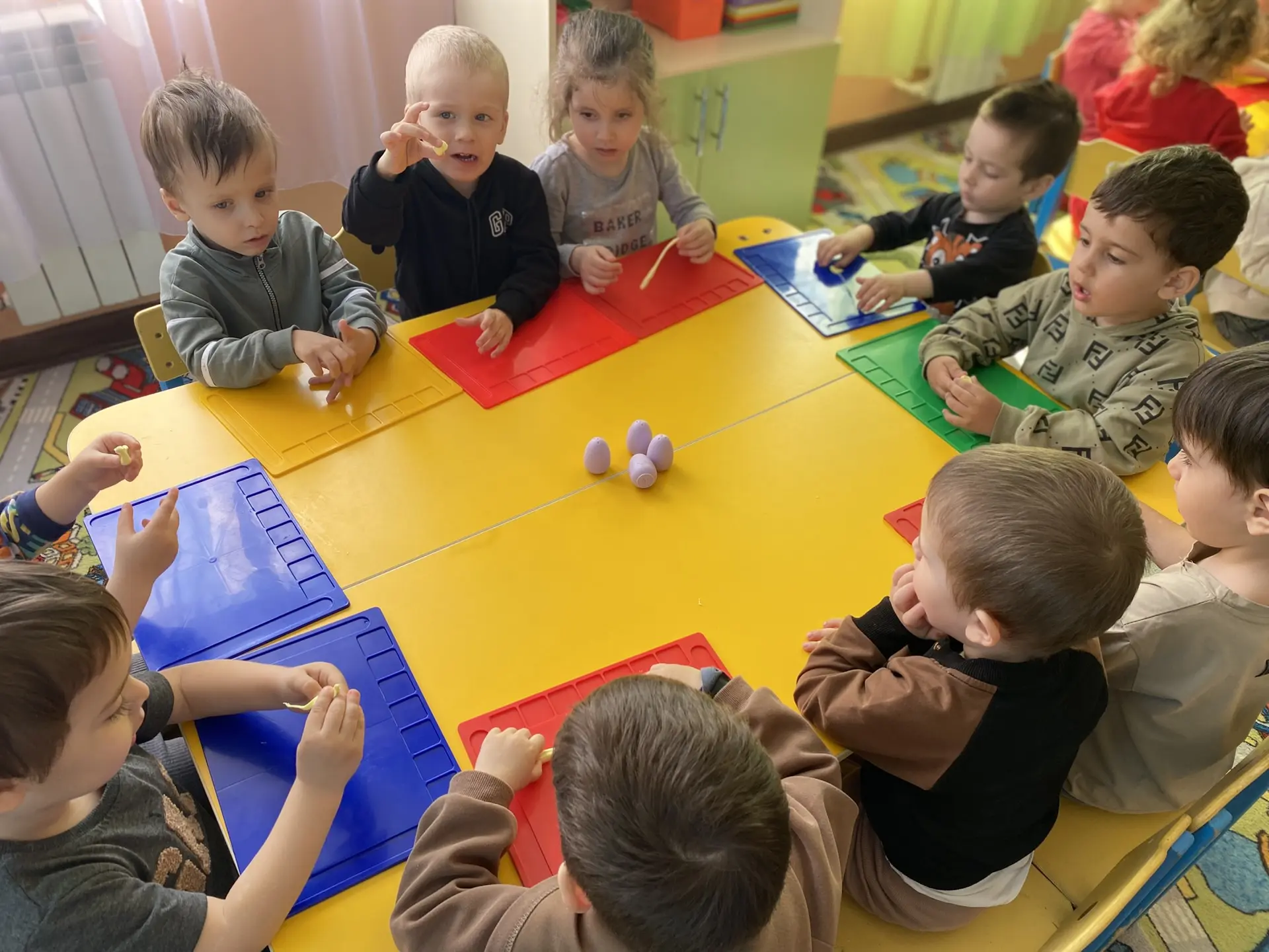 Художественно-эстетическое развитие (лепка)
Тема: Яйцо 
Вторая группа раннего возраста: «Котята»