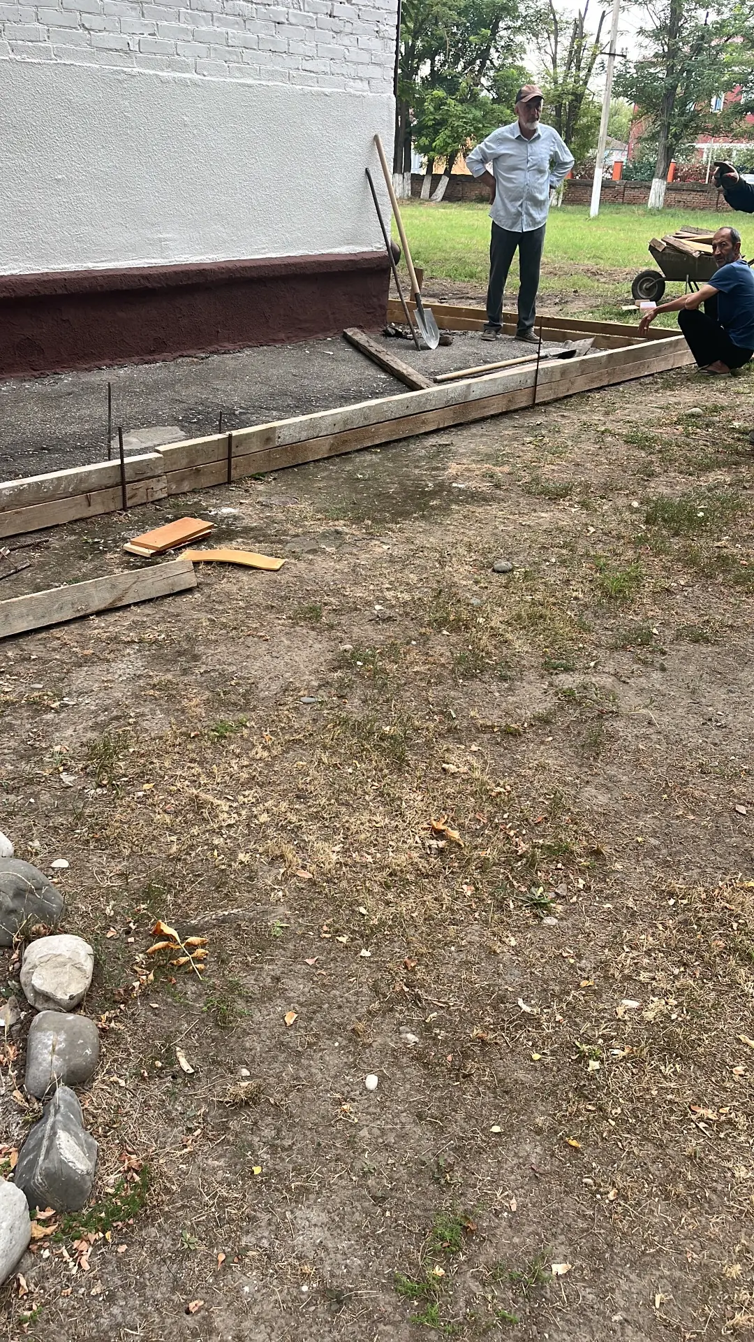 Асфальтовое покрытие отмостков вокруг заменено бетоном, что скажется на снижение сырост...