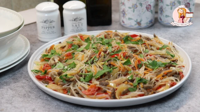 Теплый салат с говядиной и фунчозой