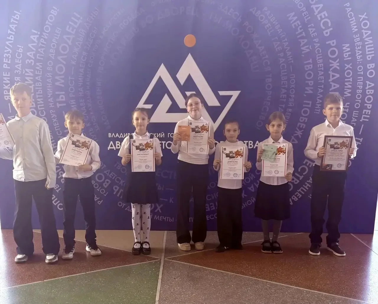 Гордость гимназии: ученики 3А класса на городском краеведческом конкурсе! 🤩  Под руководством классн