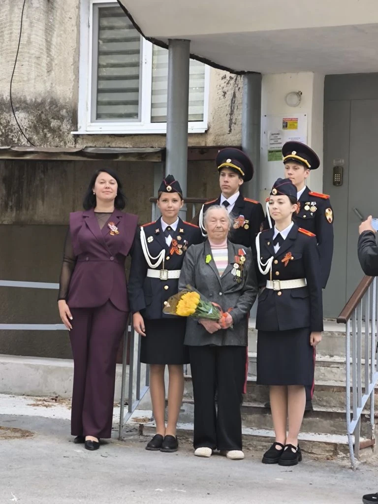 💢 Ученики нашей школы поздравили блокадницу с Днём Победы  Ученики кадетских классов навестили и поз