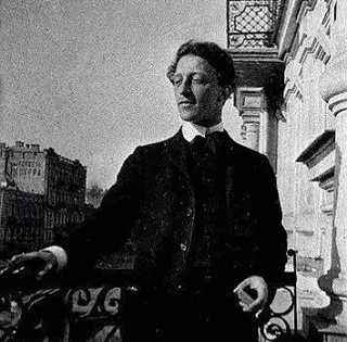 Как сон, уходит летний день,
И летний вечер только снится.
За ленью дальних деревень
Моя задумчивост