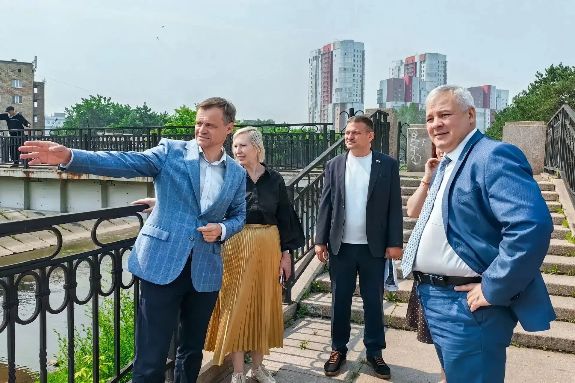 Проинспектировали ход благоустройства набережной Качи 🌳

Руководитель администрации Центрального ра