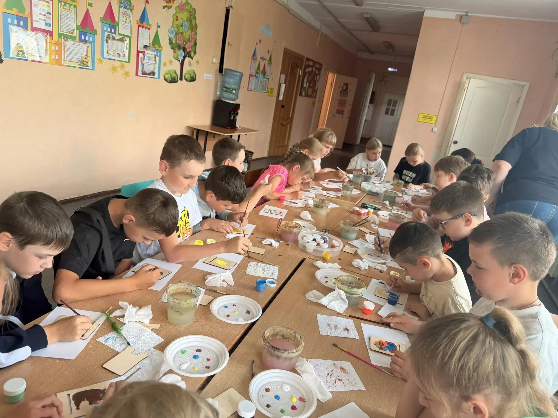 🖍️ В лагере «Город мастеров» состоялся мастер-класс по декорированию подставок для тел...