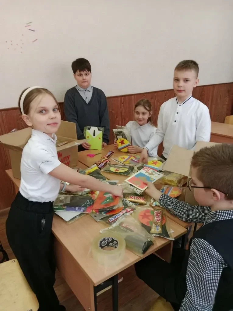 🎈 Маленькие руки делают большое дело! Ученики 3а, 3в и 2а классов решили поддержать ребят, защищающи