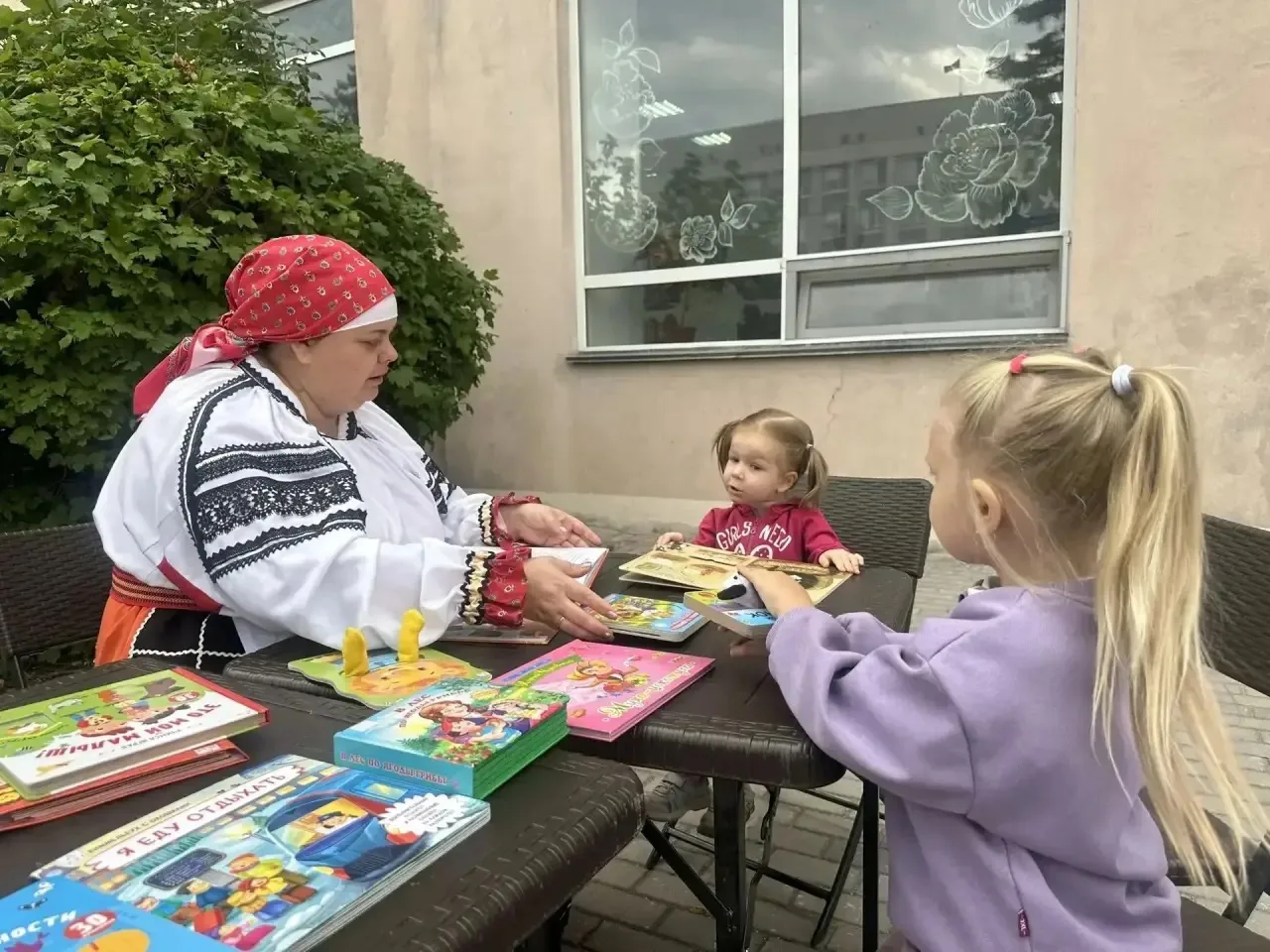 На выходных на площадке перед Белгородской детской библиотекой имени А.А. Лиханова бабу...