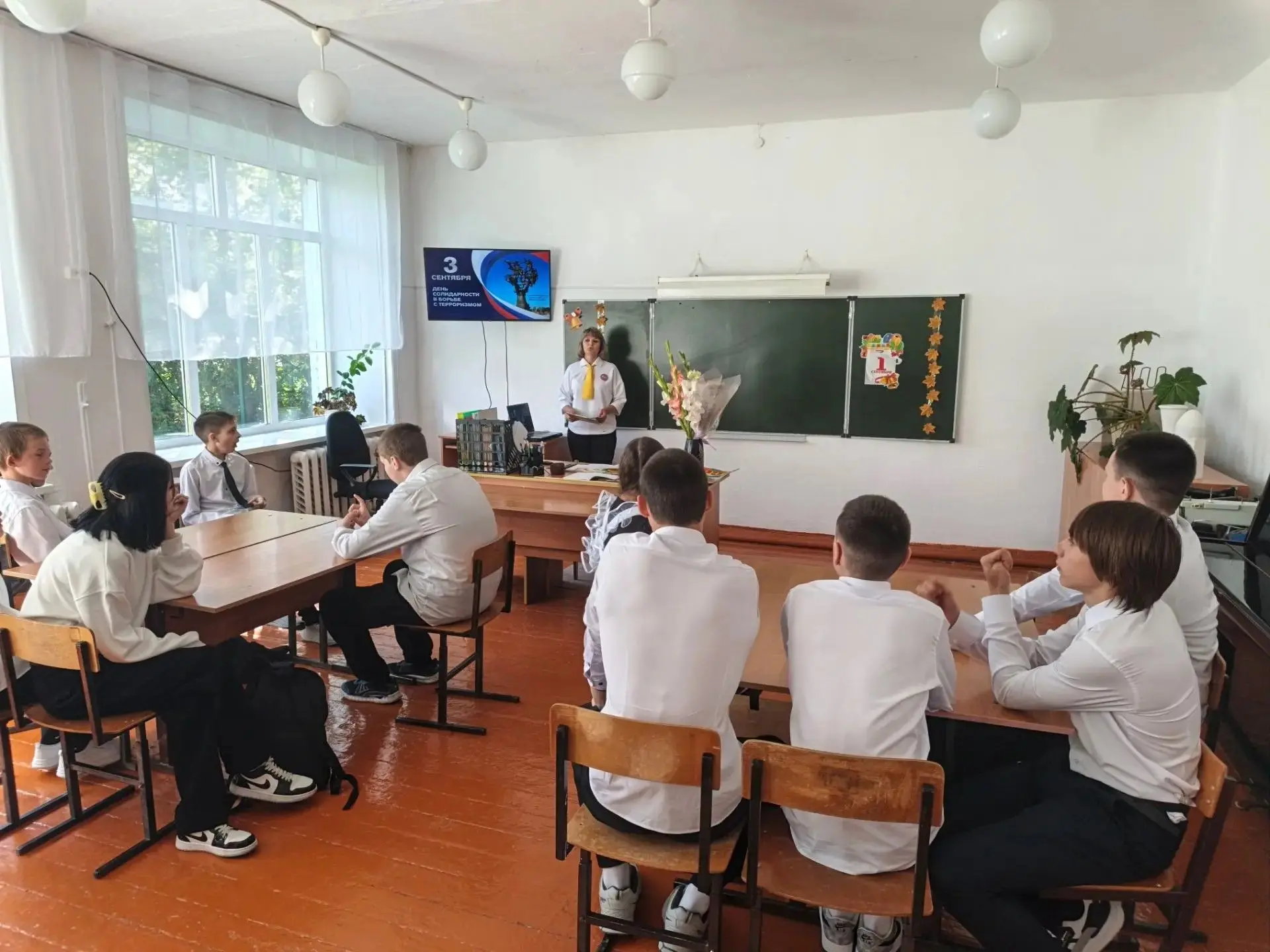 Для учащихся 8 и 9 классов прошёл час памяти «Прерванный урок»,