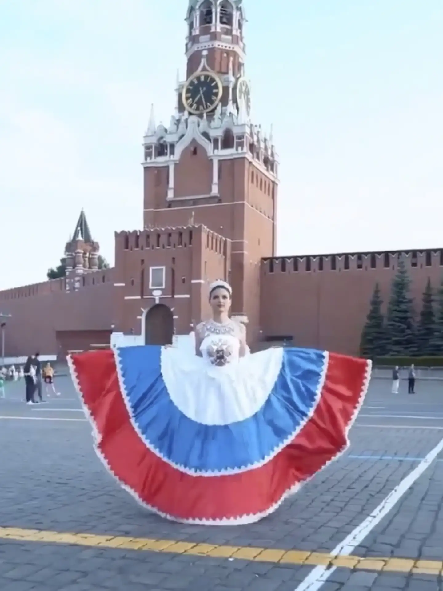Екатерина Михайлец из Волгограда создала уникальный национальный костюм «Величие России» для перформ