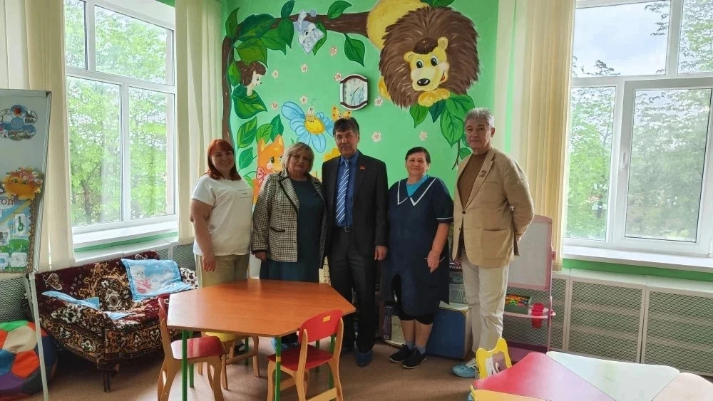 Депутаты-коммунисты поздравили воспитанников Широковского ясли-сада «Лучик» с Днём защи...