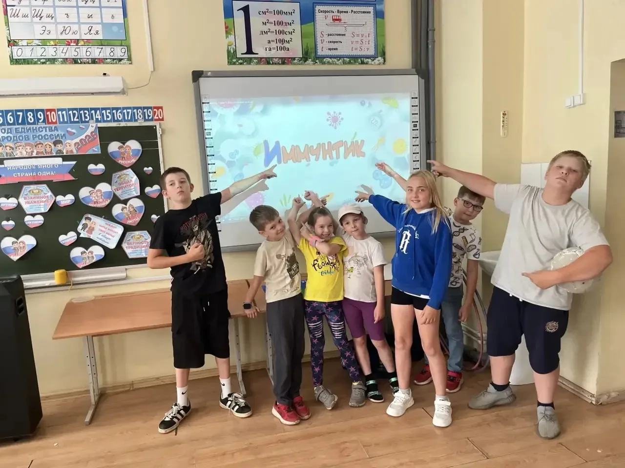 Двенадцатый день — мы географы! 🌍🗺️

Сегодня наша дворовая площадка превратилась в точку на карте 