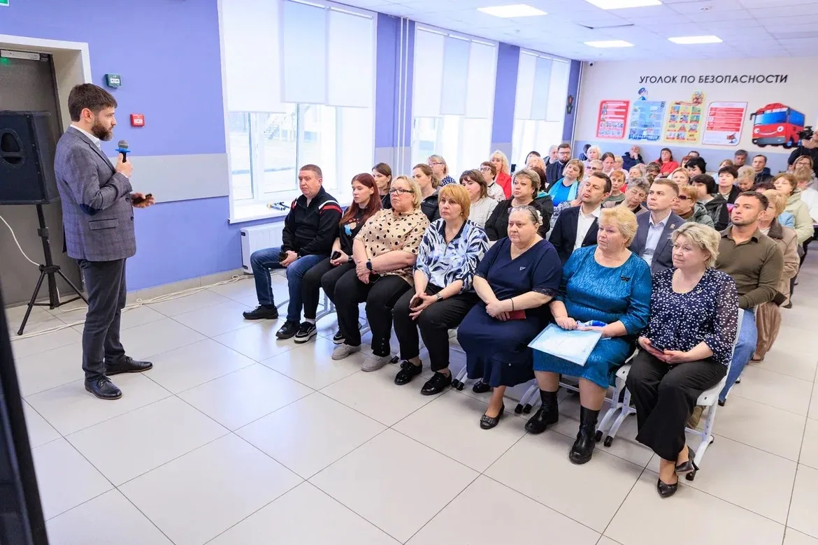 Очередную выездную администрацию провели в Малой Дубне.  🤝Традиционно начали с отчета по округу, под