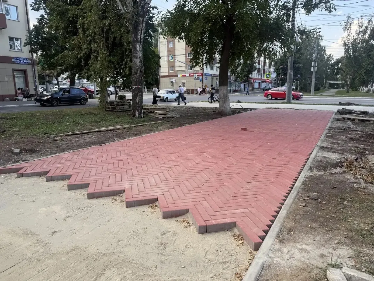 📌 Проинспектировал благоустройство городских территорий 

 Продолжается озеленение территории у пам