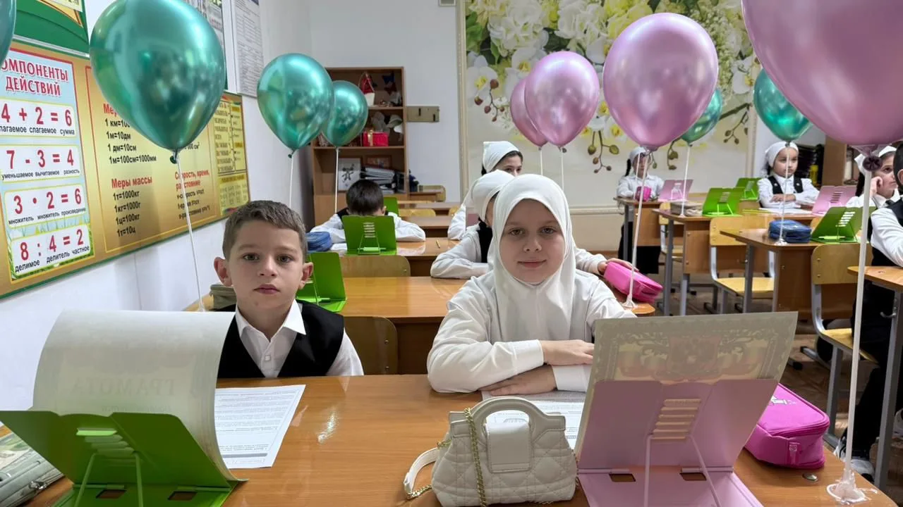 1 сентября в 9:00ч. в Сержень-юртовском ДК заведующая Мажалаева З.И. организовала мероп...
