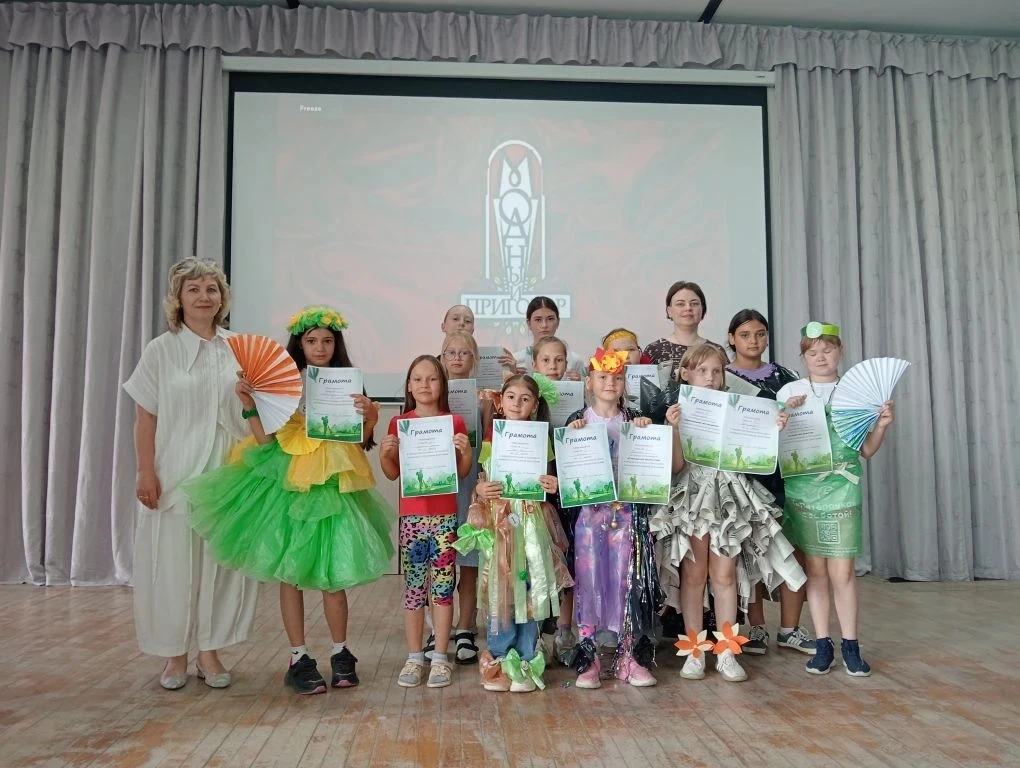 Эко-показ, который взорвал лагерь! ♻️👗

9 июня в пришкольном лагере «Путешествуй вместе с первыми» 