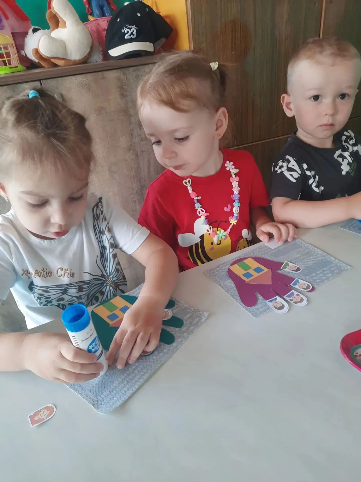 🌸♥️Наши малыши ну ооооочень стараются🤗 и готовят подарки для своей семьи♥️ в чудестный праздник Де