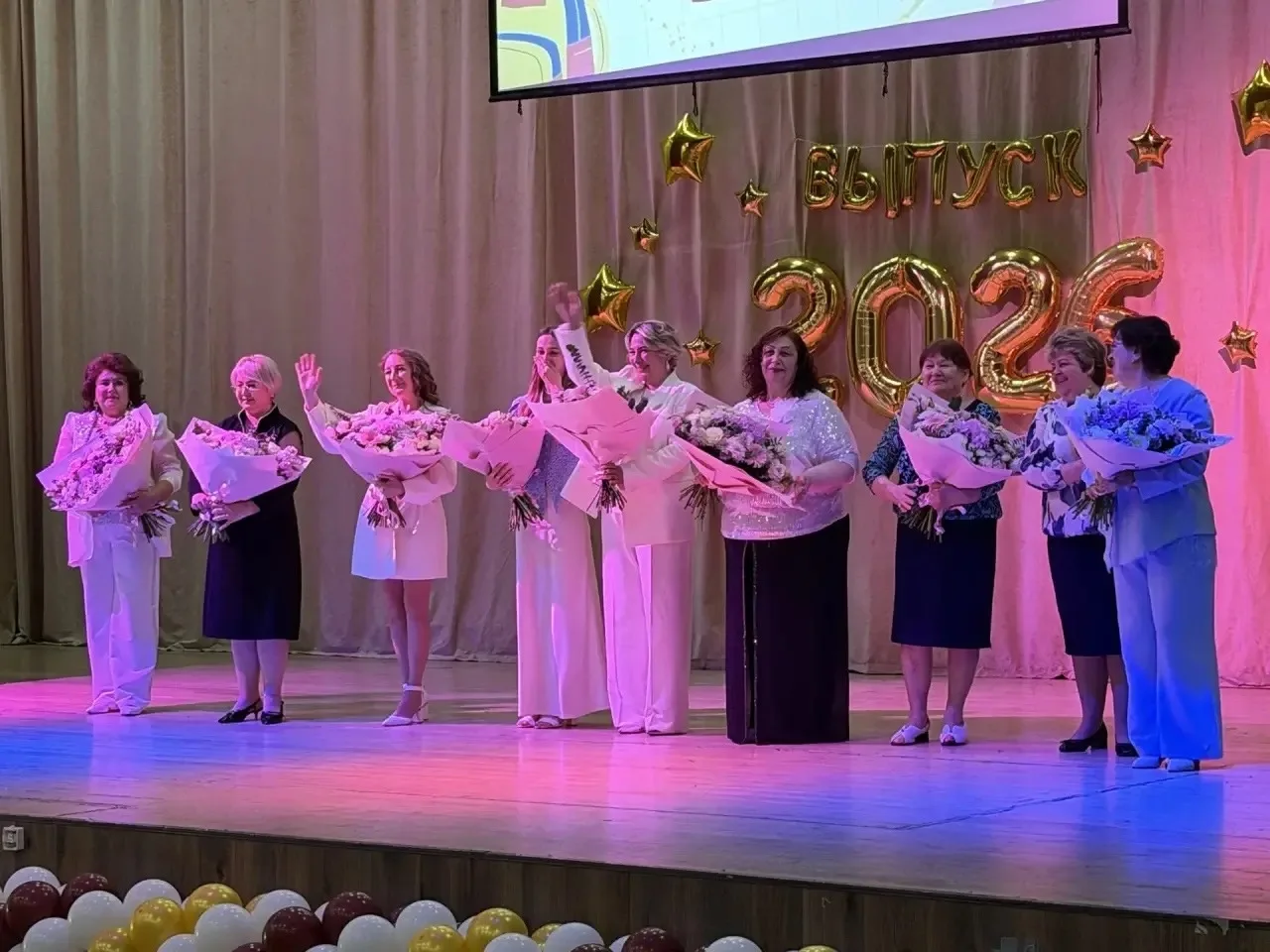 Состоялся выпускной у самой большой параллели в школе :у 4-х классов! Ребята пели ,танцевали и ,коне