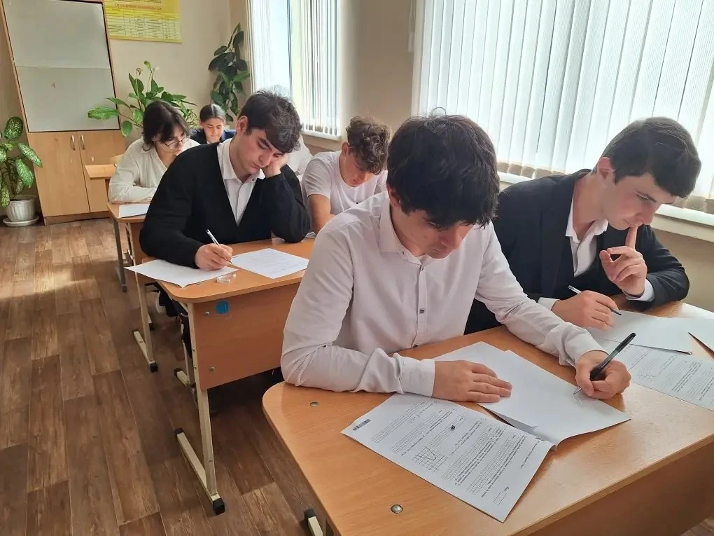 18 мая десятиклассники пишут очередную работу.  ВПР позволяют нам осуществить диагностику  достижен