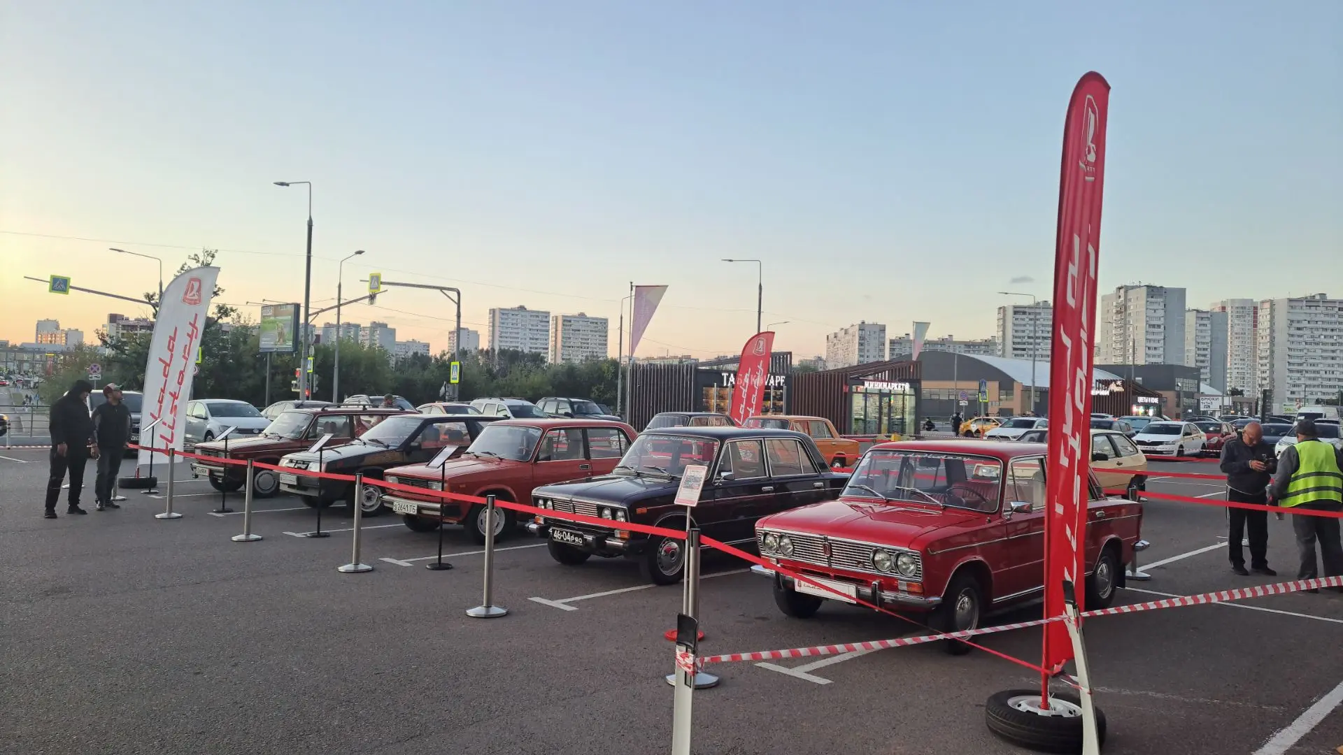 🚙 Пятница, солнце, и… машины времени у ТЦ «Новомосковский» в городе Московский!