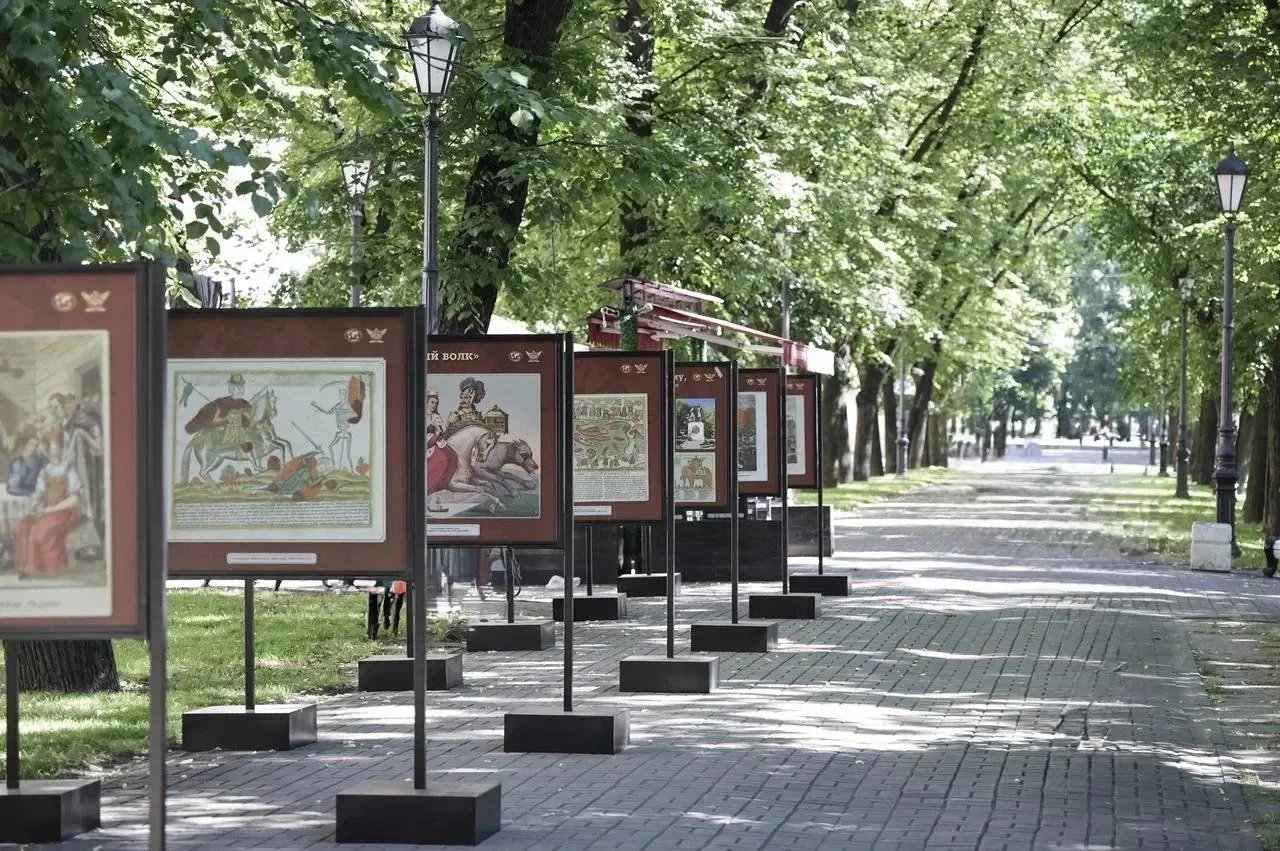 На Конногвардейском бульваре открыли выставку «Жил на свете казак». 
 
Экспозиция посвящена Владимир