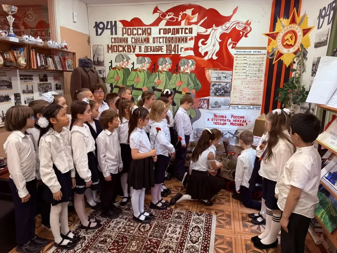 Красные гвоздики 🕯️  Патриотическая акция «Красные гвоздики» в рамках проекта «Мой героический район