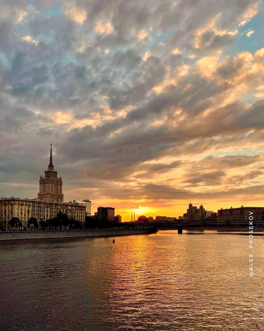 Сегодня в столице прохладно — воздух прогреется максимум до +17°C. Местами пройдут дожд...