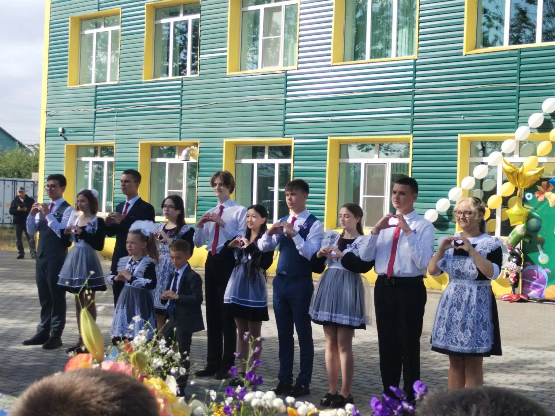 Дом культуры п.Оссора !Поздравляет  всех учеников, учителей и родителей Оссорской средн...