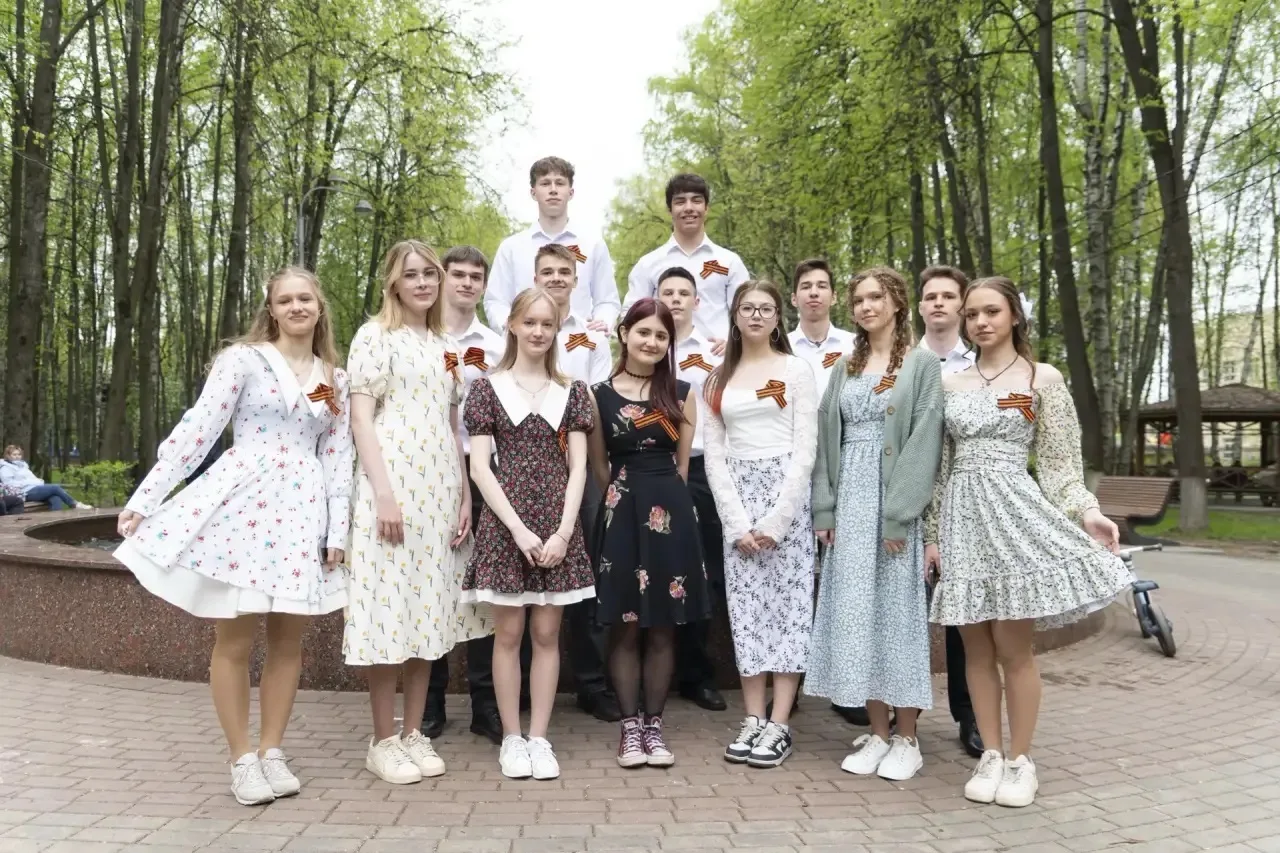 🕊 МБОУ СОШ №1 Королёв  Наши волонтёры приняли участие в патриотической акции «Вальс Победы», которая