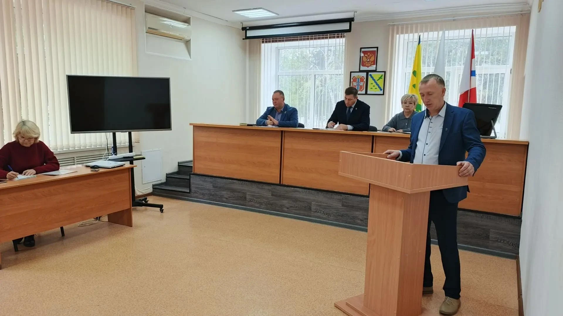Сегодня состоялось плановое заседание  комиссии депутатов  Совета Нововаршавского  райо...