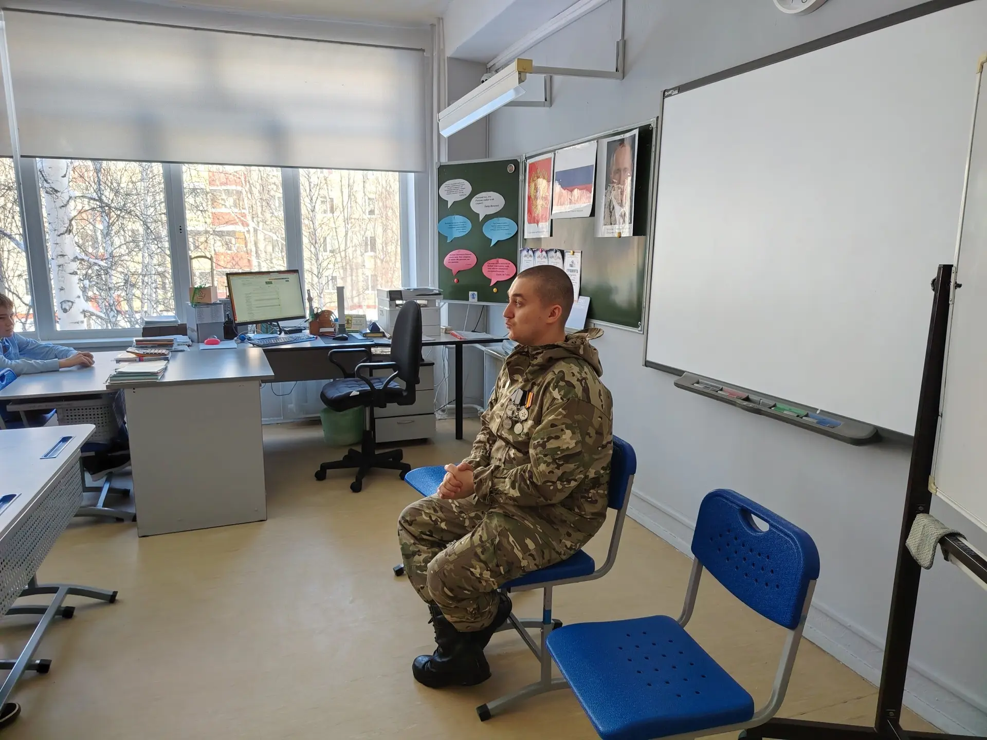 Урок мужества с участником специальной военной операции🇷🇺  В нашей школе прошёл особенный урок мужес
