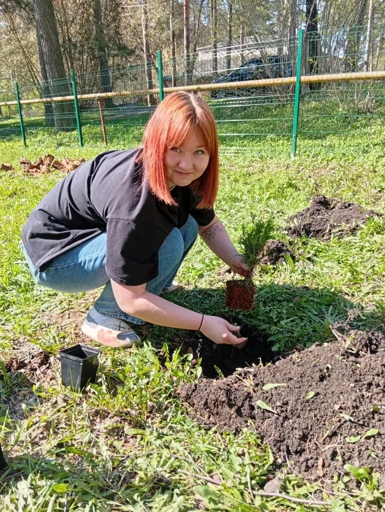 Учащиеся 9 класса под руководством классного руководителя Язьковой Инги Михайловны высадили аллею вы