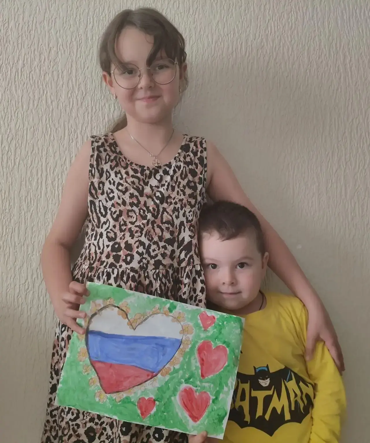 «Рисуй, Россия!»

Учащаяся 3 «Б» класса МАОУ гимназии №5 им. В. А. Голикова Сорока Есения принимает 