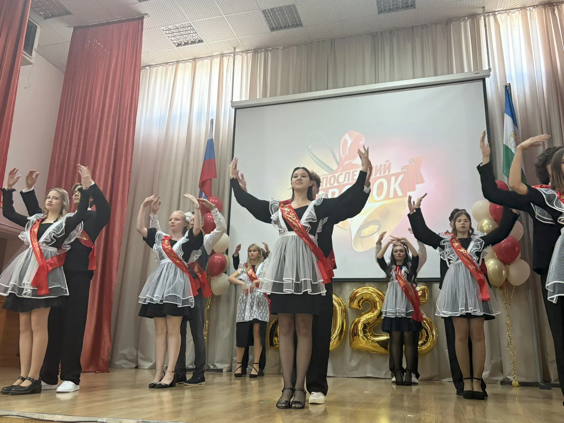 Вот и прозвенел последний звонок для 11-х классов! 🎓🕊  Сегодня в стенах нашей школы прошла трогатель