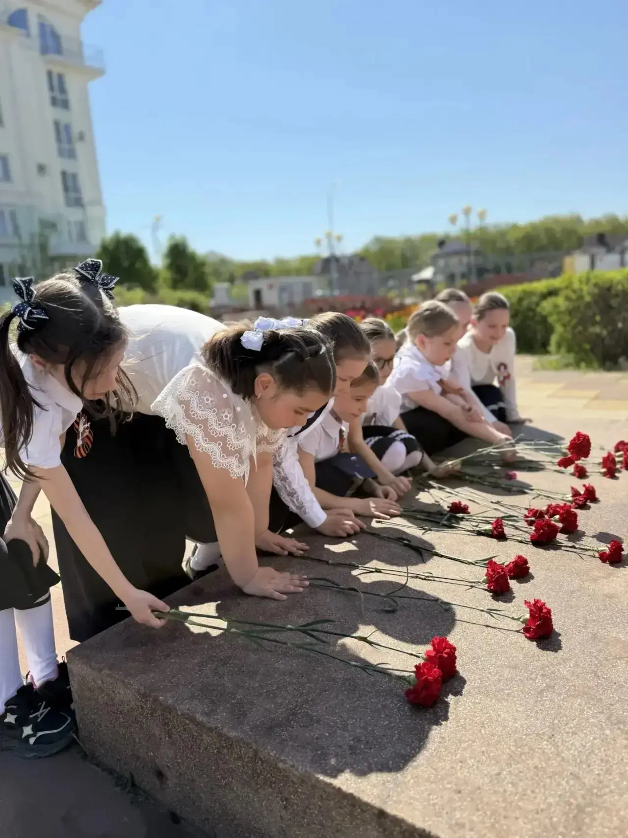 Маленькие шаги к большой памяти…  В преддверии 9 Мая ученики 1 «А» и 1 «Б» классов с трепетом и уваж
