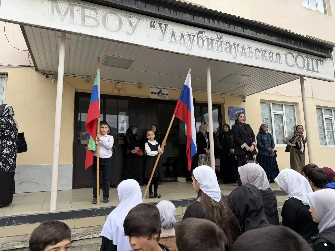 Каждый понедельник в нашей школе начинается с двух  важных традиций, которые объединяют...