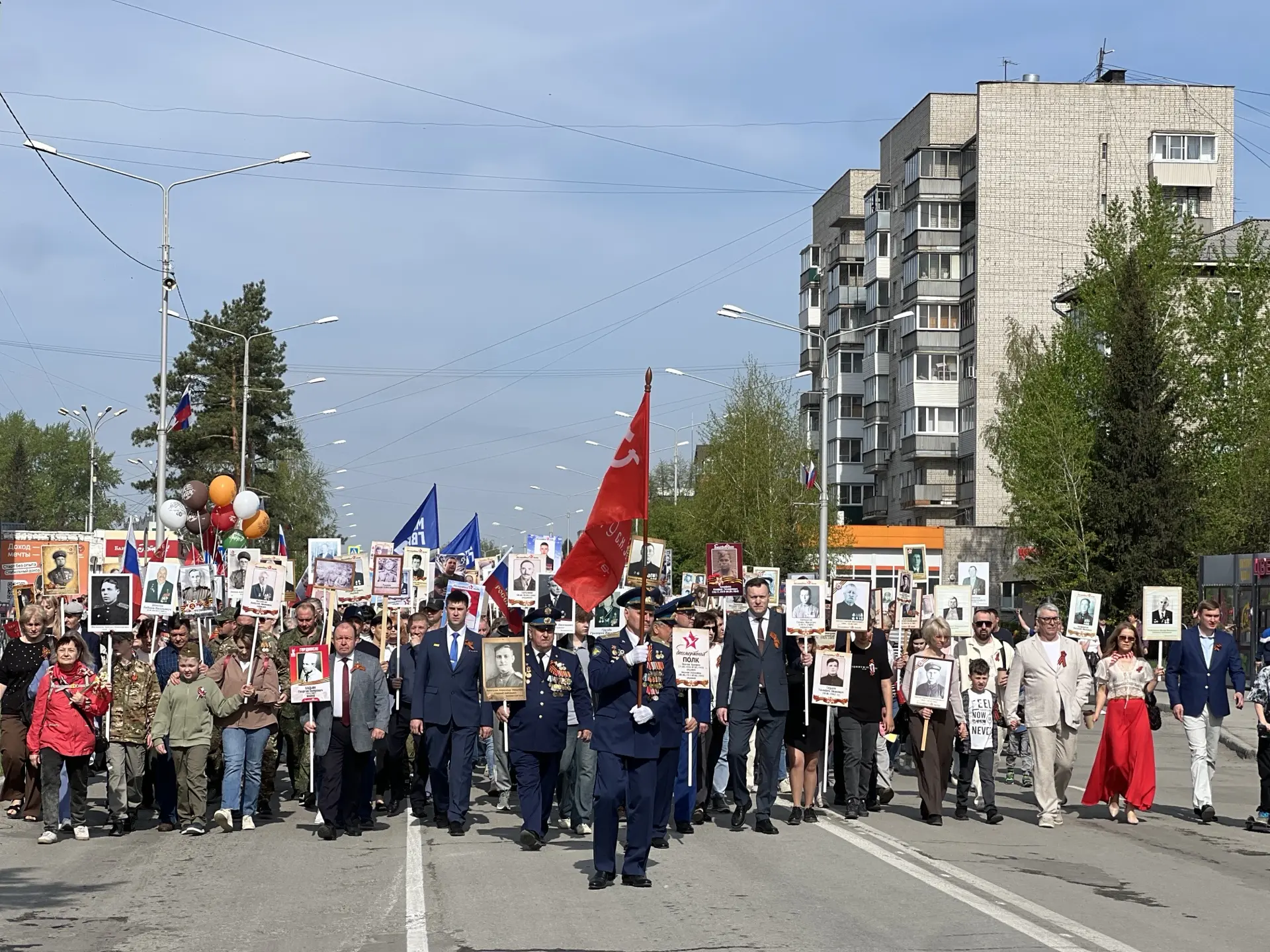 Тысячи портретов своих героев пронесли бердчане после парада Победы на площади Горького