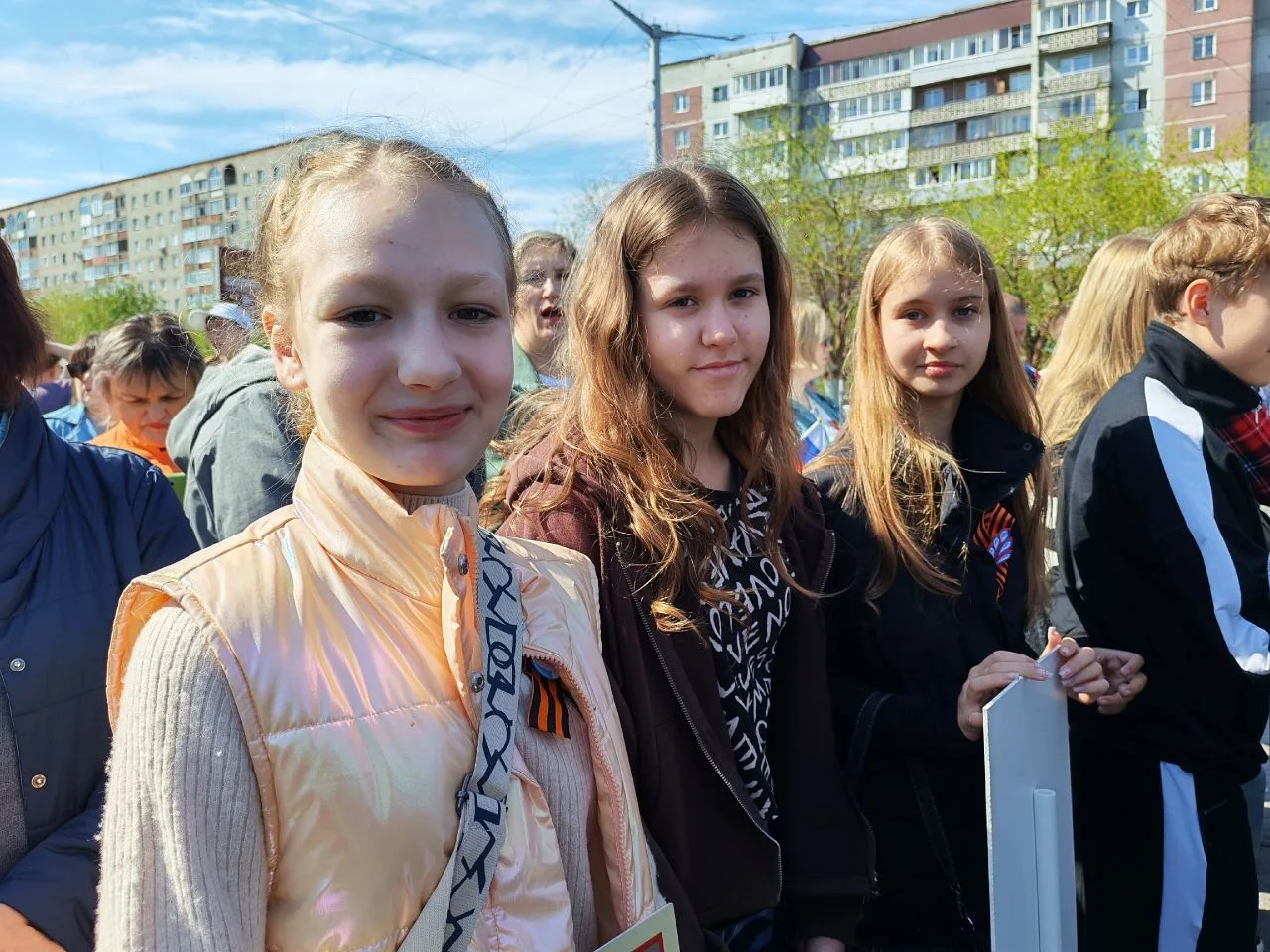 Сегодня прошла важная и трогательная акция — Бессмертный полк. 🇷🇺 Ученики, учителя и родители нашей 