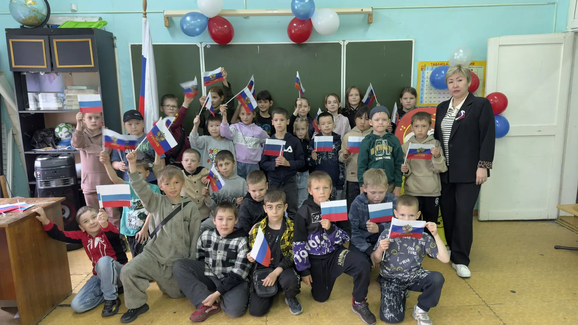 🇷🇺 Наш лагерь отмечает День России! 🇷🇺

Сегодня в нашем пришкольном лагере прошёл патриотичный д